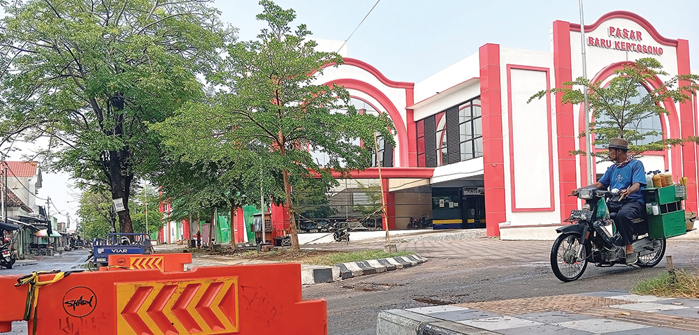 STERIL: Trotoar di sebelah barat Pasar Baru Kertosono dipasang road barier agar tidak dijadikan tempat berjualan pedagang kemarin.