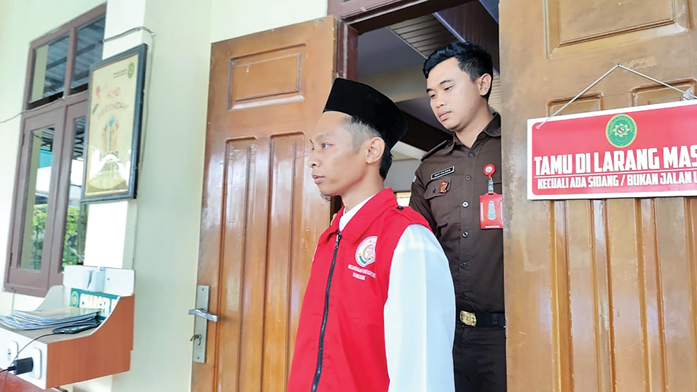 RESIDIVIS: Perampok Alfamart Agil keluar ruang sidang di PN Nganjuk. DIa divonis empat tahun penjara.