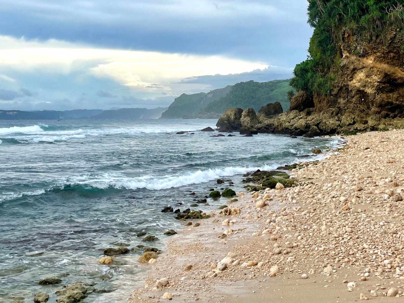 Indahnya Pantai Pacar, Tulungagung. (Foto: Instagram.com/@argerryyy)