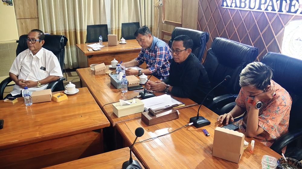 CARI SOLUSI: Ketua Komisi III Gondo Hariyono pimpin hearing dengan DLH tentang limbah beracun.