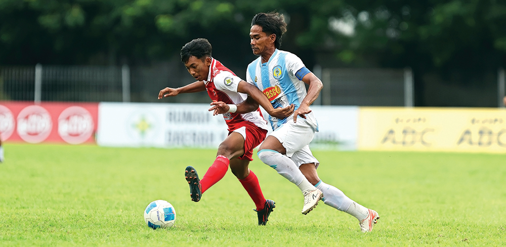 TERHENTI: Pemain Persenga dihadang pemain Persedikab di Liga 4 musim lalu. Persenga mulai seleksi pemain.