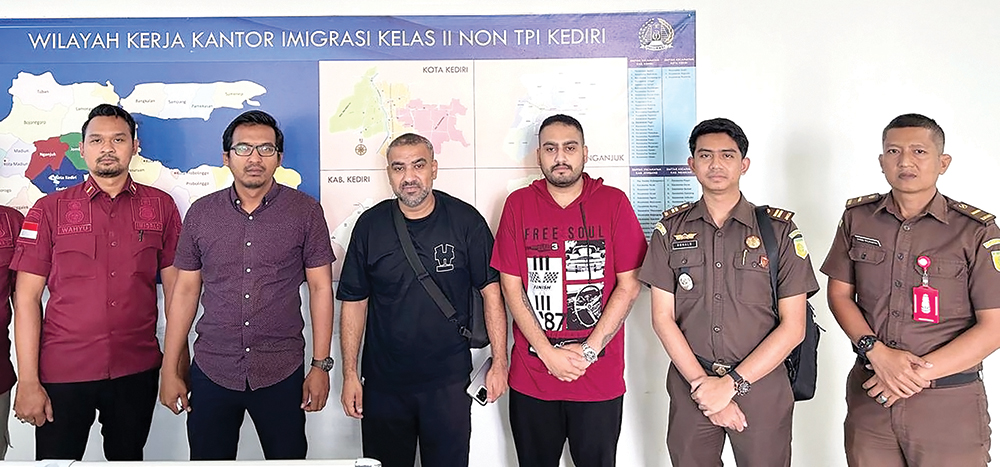 PENGHIPNOTIS: Rezaei Zaker Ali dan Rezaei Erfan, bapak anak asal Iran keluar rutan sebelum dideportasi ke negara asalnya.