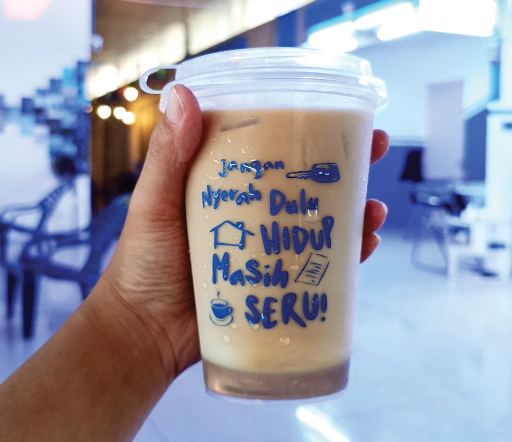 KOPI KEKINIAN: Penjual kopi memberi motivasi lewat tulisan di cup.