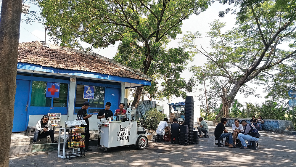 TARIK PENGUNJUNG: Kopi Macan Kerah di terminal angkot jadi favorit pecinta kopi Kota Angin dan sekitarnya.