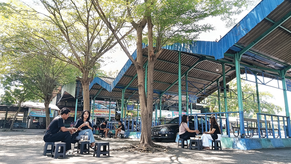 SPOT NONGKRONG FAVORIT: Terminal mobil penumpang umum (MPU) atau angkot disulap jadi tempat ngopi kekinian.