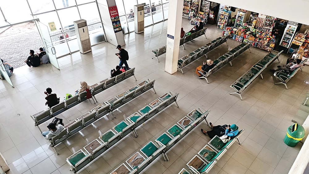 Penumpang bus bisa menikmati kopi kekinian di lantai dua Terminal Anjuk Ladang.