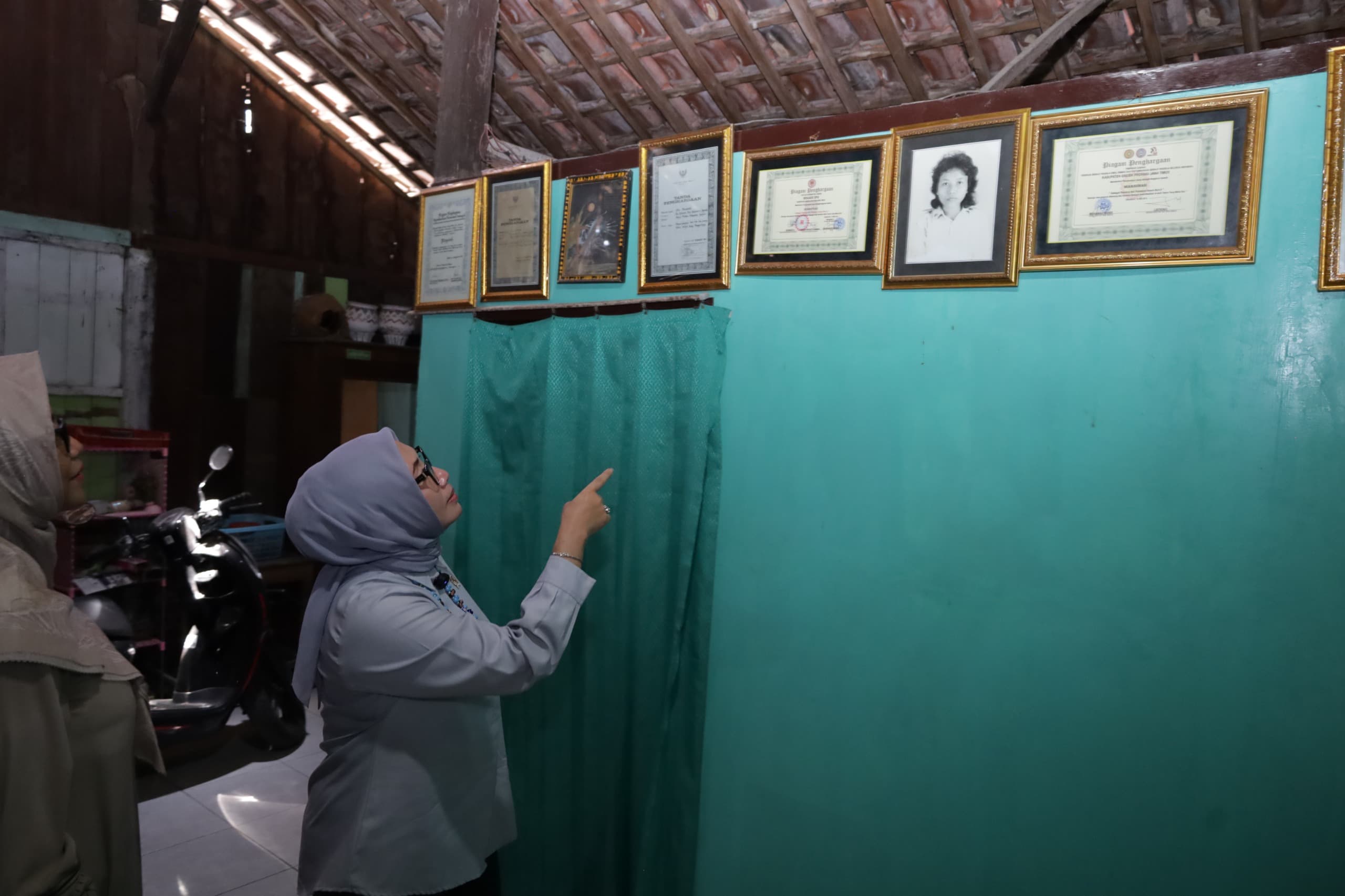 Menteri PPA saat berkunjung ke rumah milik Marsinah