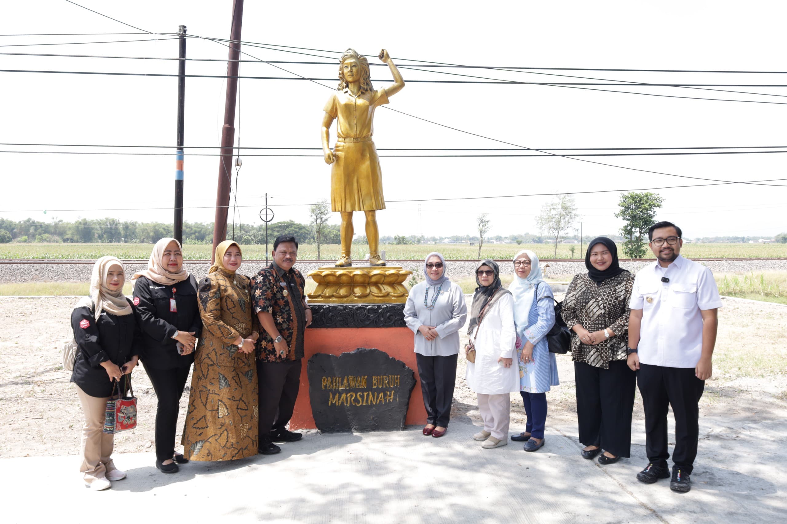 Bupati Nganjuk dan Menteri PPPA saat di Monumen Marsinah