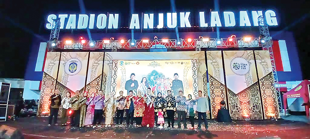 SEMARAK: Bupati Marhaen Djumadi dan Kepala Disporabudpar Gunawan Widagdo foto bersama di SNC.
