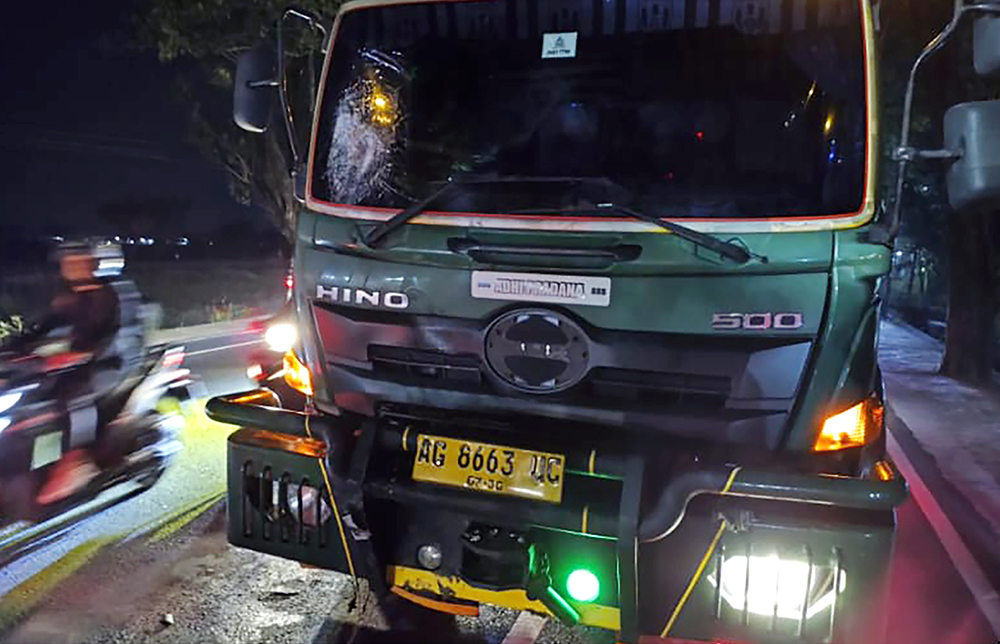 LAKA MAUT: Truk yang ditabrak sepeda motor yang dikendarai Irgiansyah retak kaca depannya. Irgiansyah dan Bayu meninggal.