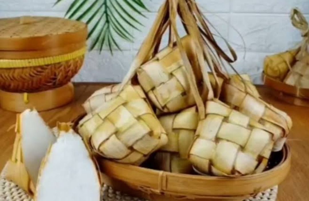 Ketupat Idul Fitri &mdash; simbol kesucian hati, kebersamaan, dan tradisi turun-temurun yang terus terjaga di setiap perayaan Lebaran.
