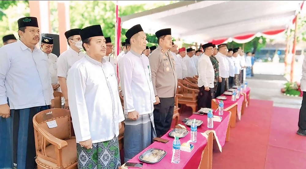 PERINGATI HARI SANTRI: Wakil Ketua DPRD Ulum Bhastomi ikut upacara HSN 2025.