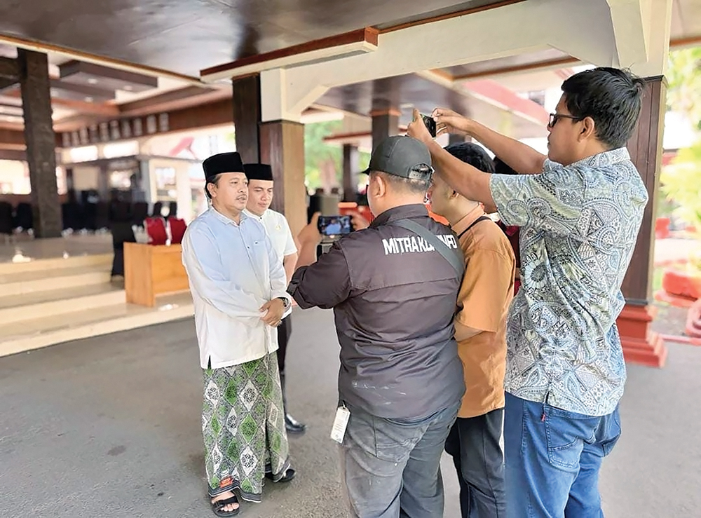 DEKAT DENGAN SANTRI: Kang Ulum diwawancarai wartawan terkait Hari Santri Nasional.