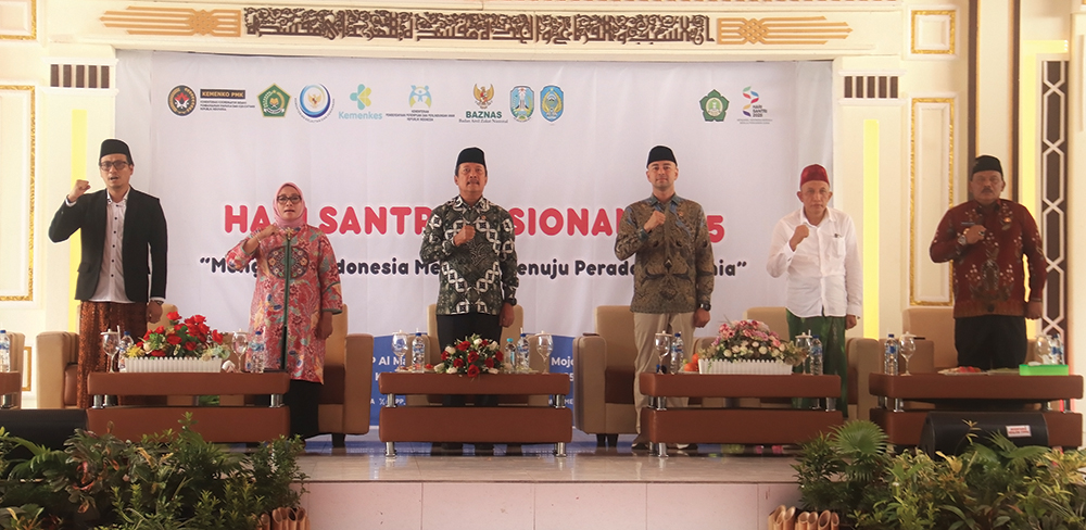 PERINGATI HARI SANTRI: Utusan Khusus Presiden RI Raffi Ahmad, Bupati Marhaen Djumadi, dan Ketua Dewan Pengasuh Ponpes Mojosari Muhammad Muhibbin di Ponpe