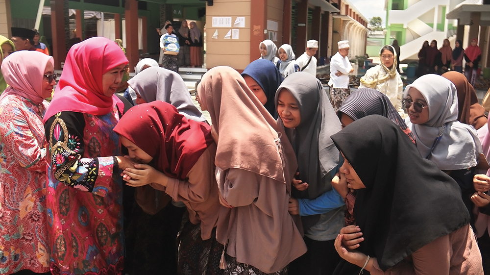 Selain memperingati HSN 2025 di Mojosari, Gubernur Jawa Timur Khofifah Indar Parawansa juga sempat berkeliling di Kabupaten Nganjuk.