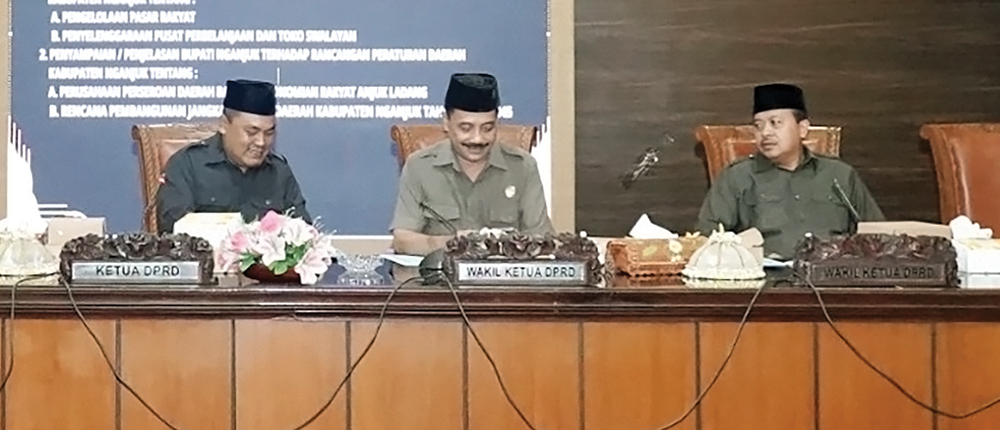 PERJUANGKAP ASPIRASI MASYARAKAT: Pimpinan DPRD Nganjuk saat rapat paripurna.