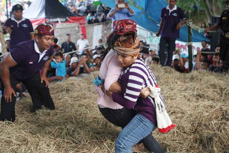 Gulat okol, tradisi kekuatan dalam budaya rakyat