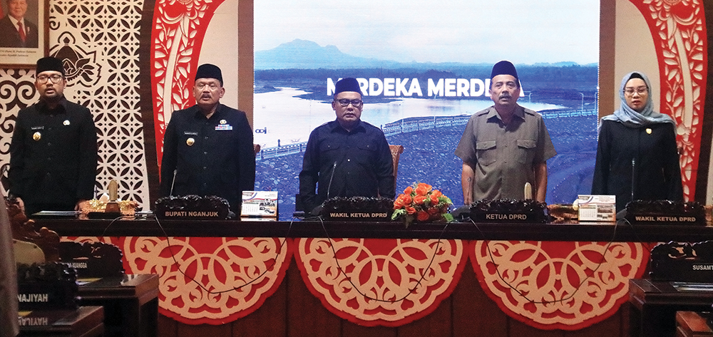 BERJUANG UNTUK RAKYAT: Pimpinan DPRD Nganjuk dan Bupati Marhaen saat rapat paripurna.