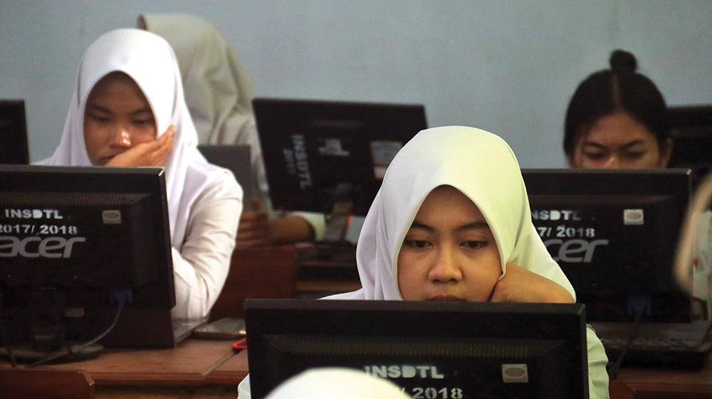 SERIUS: Siswi SMAN 1 Nganjuk mengerjakan soal saat try out TKA. Nilai TKA tingkat SMA/SMK mulai 0 hingga 100 karena menggunakan computer assisted test (CAT).