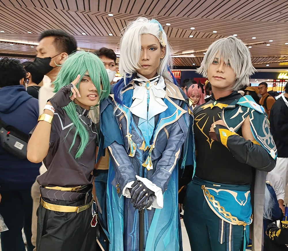 SATU FREKUENSI: Ari, Rehan, dan Faza saat mengikuti event di Surabaya.