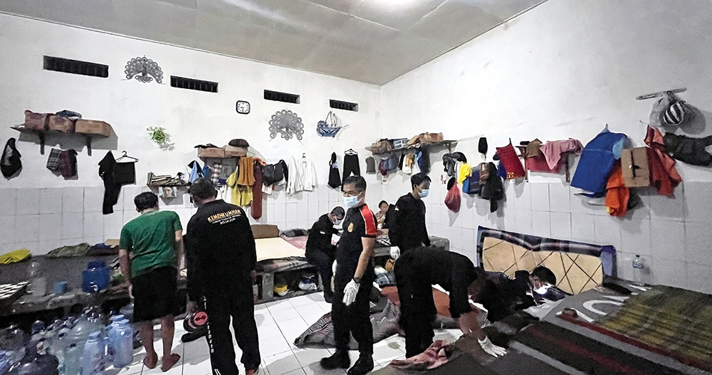 GELEDAH: Semua kamar di Rutan Kelas IIB Nganjuk diperiksa. Tidak ditemukan narkoba dan handphone.