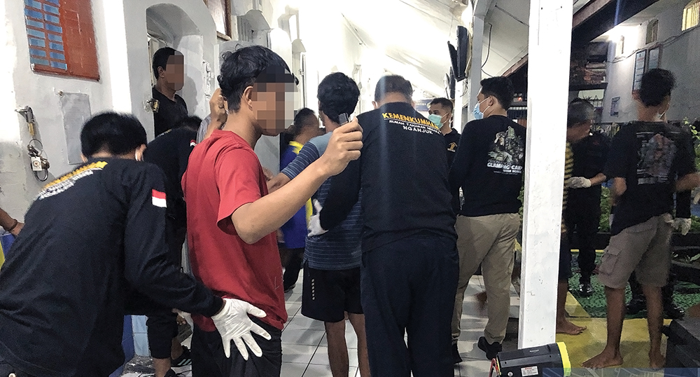 RAZIA RUTAN: Tim gabungan menggeledah warga binaan Rumah Tahanan (Rutan) Kelas IIB Nganjuk (25/10). Petugas temukan puluhan barang berbahaya di dalam sel.