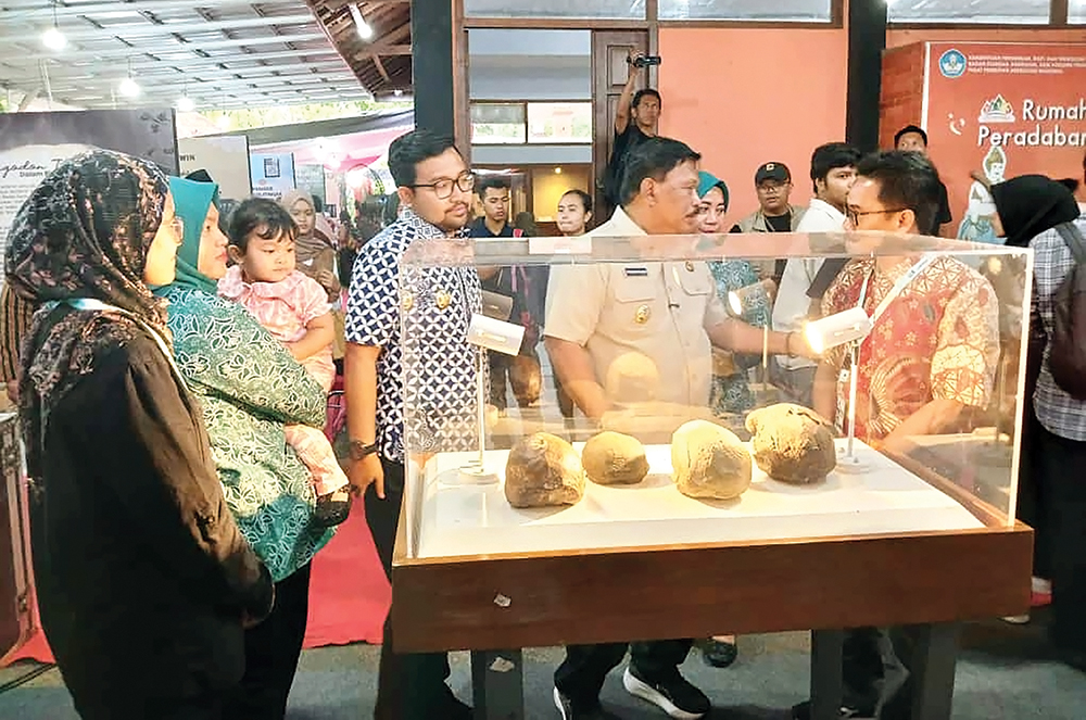 BELAJAR SEJARAH: Bupati Marhaen melihat koleksi museum saat pameran.