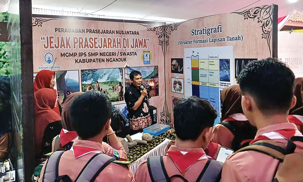 MEMBELUDAK: Pelajar mengunjungi Museum Anjuk Ladang untuk belajar sejarah.