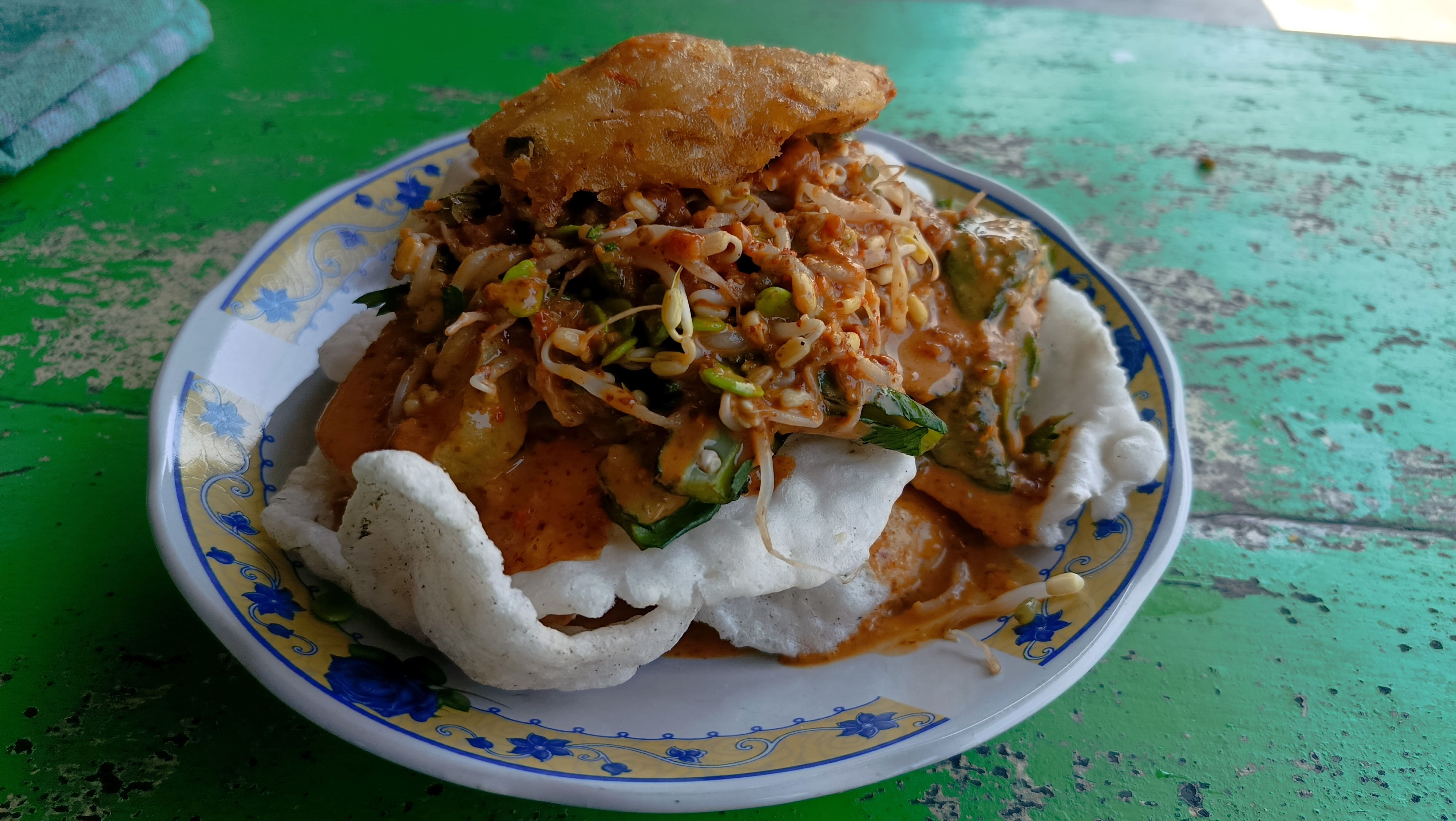 Kerupuk Pecel Bu Peni dengan isian 12 jenis sayur