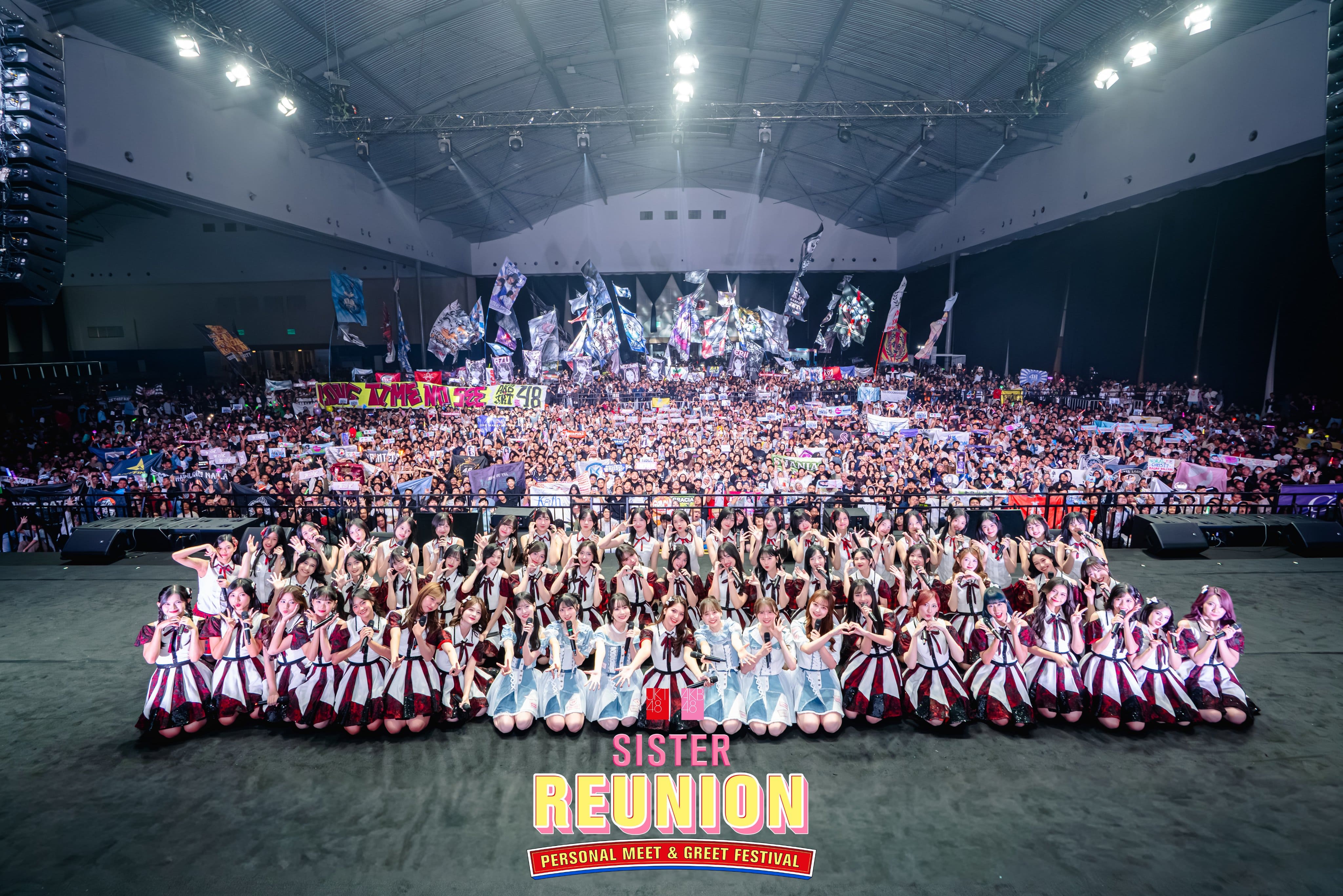 Foto bersama Sister Reunion JK48 dan AKB48 dengan fans