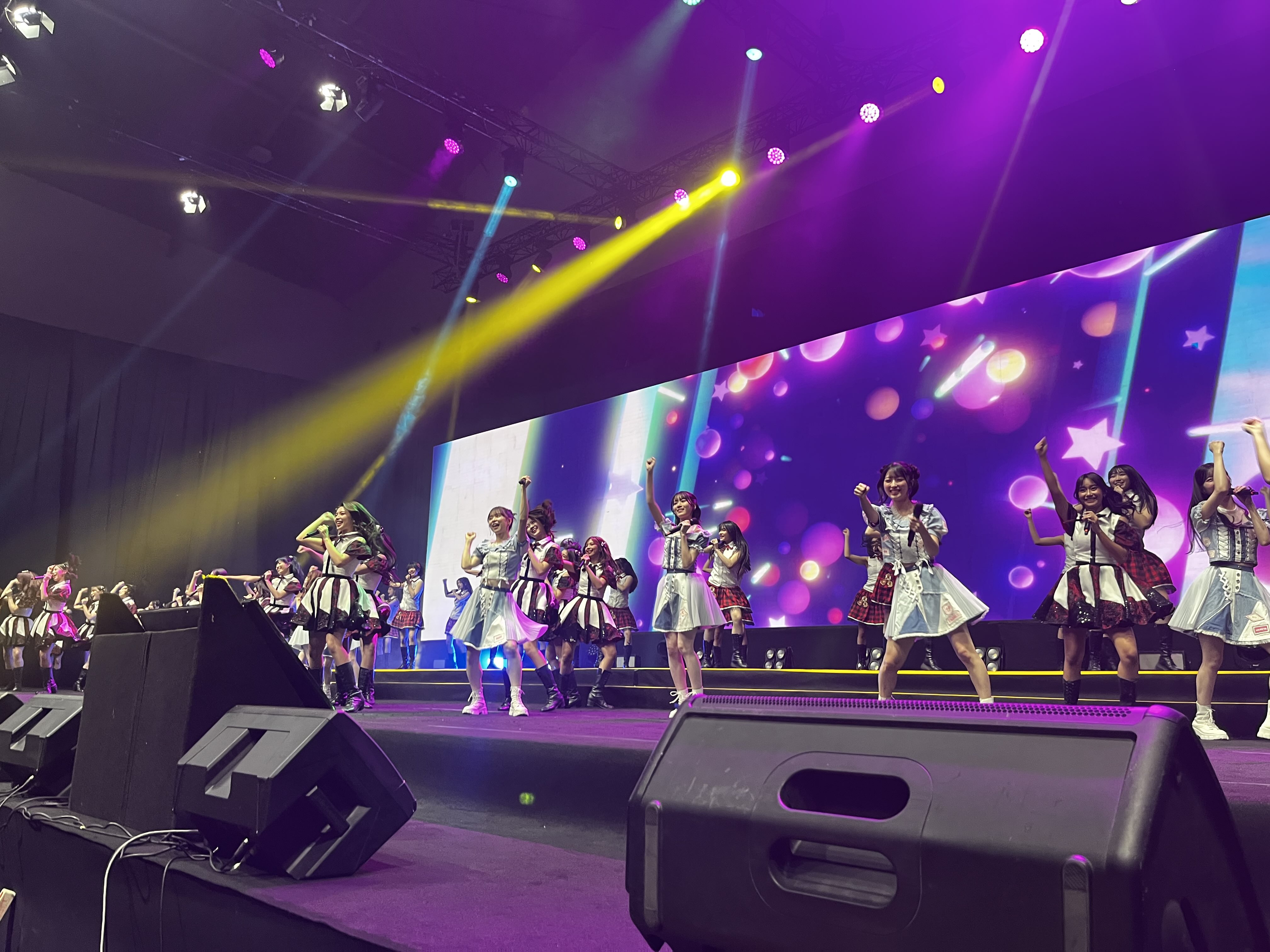 Penampilan kolaborasi JKT48 dan AKB48 membawakan lagu Heavy Rotation