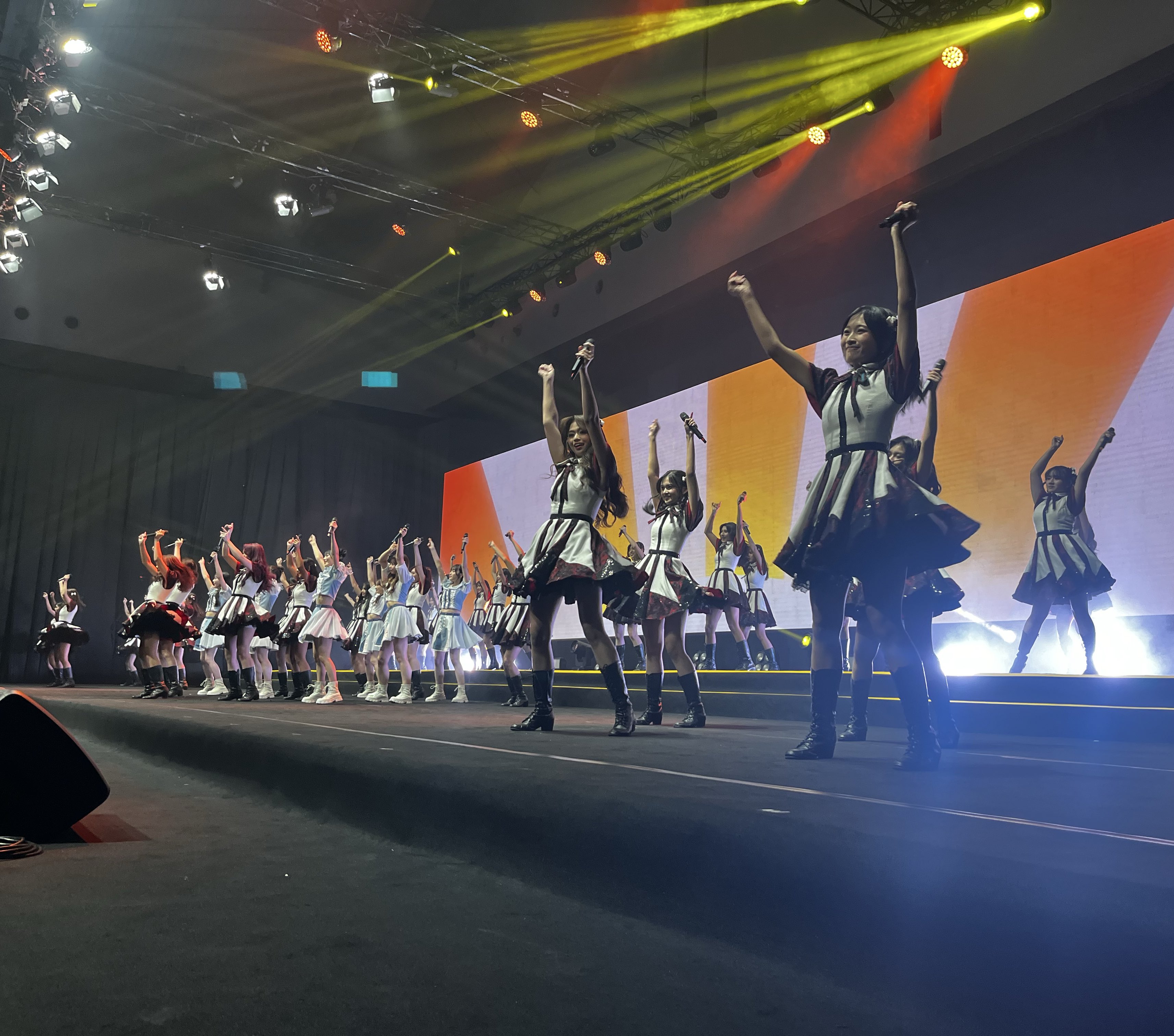Penampilan JKT48 dan AKB48 membawakan lagu Oh My Pumkin