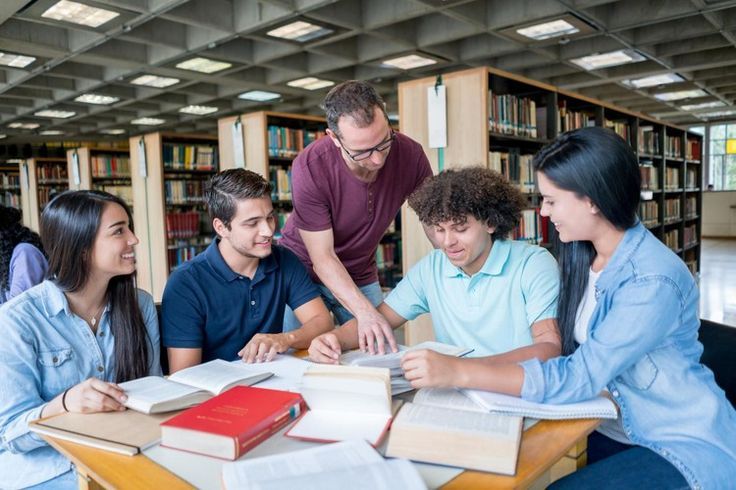 Mahasiswa sedang berdiskusi di perpustakaan