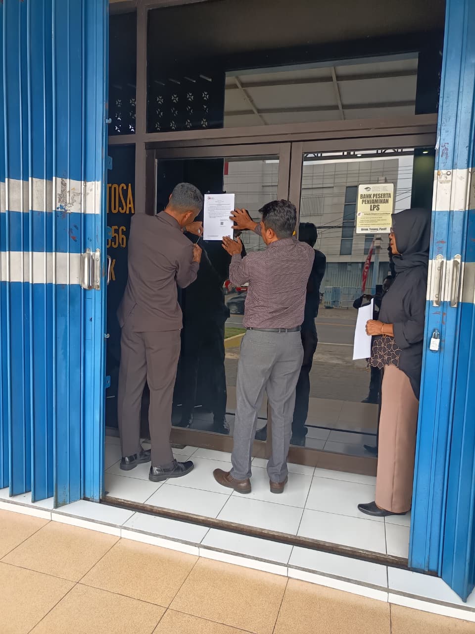 OJK saat menutup BPR Nagajayaraya di Kecamatan Kertosono