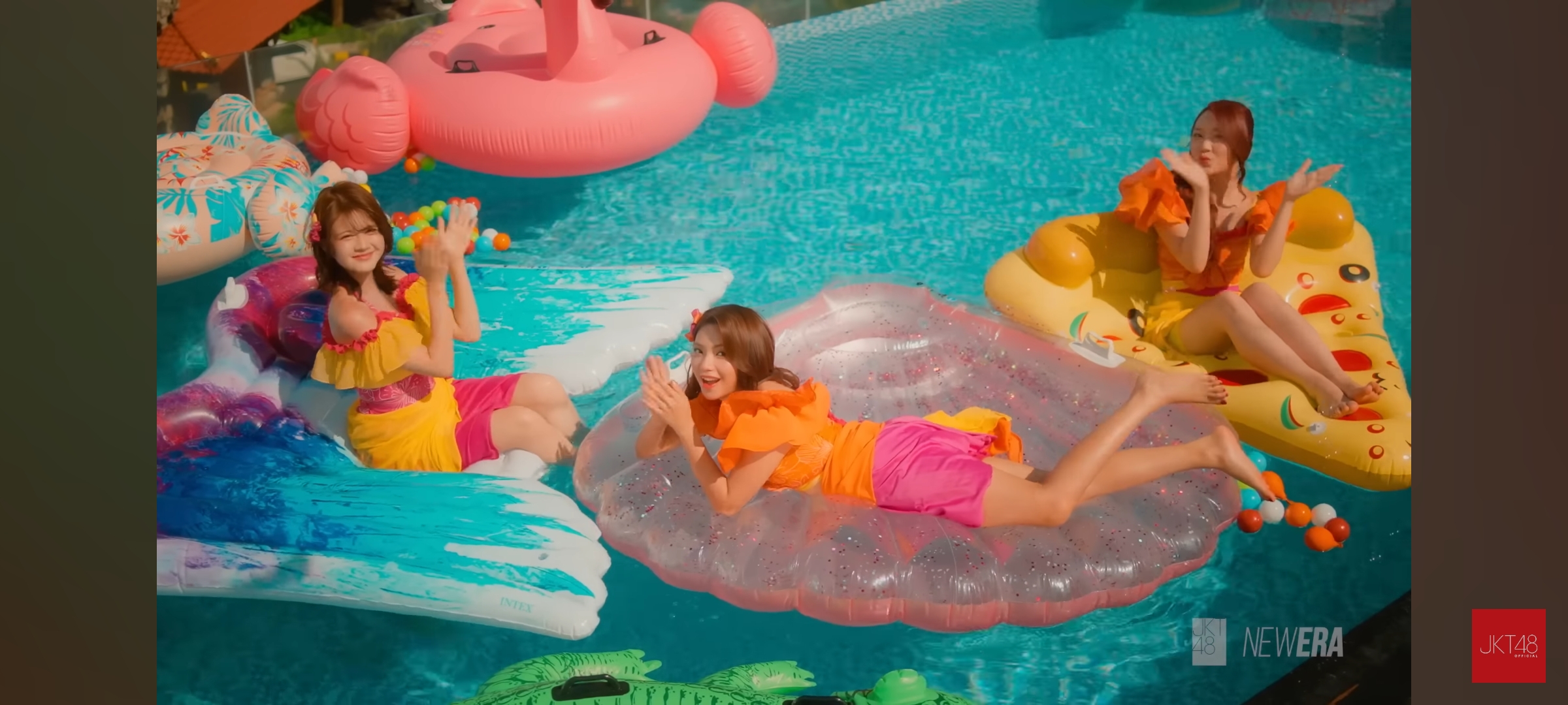 Salah satu adegan di musik video Oh My Pumkin dimana member JKT48 sedang bermain di kolam renang