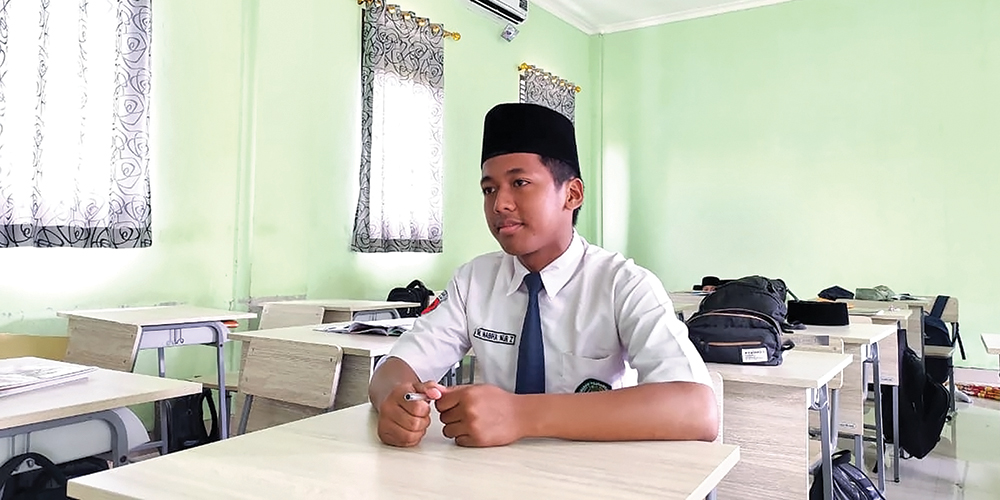 CEMERLANG: Muhammad Nabiha Nur Zati, siswa MTsN 2 Nganjuk menjadi juara Kompetisi Kompetensi Akademik (KKA) Jawa Pos Radar Kediri 2025. Dia selalu baca Alquran sebelum belajar.