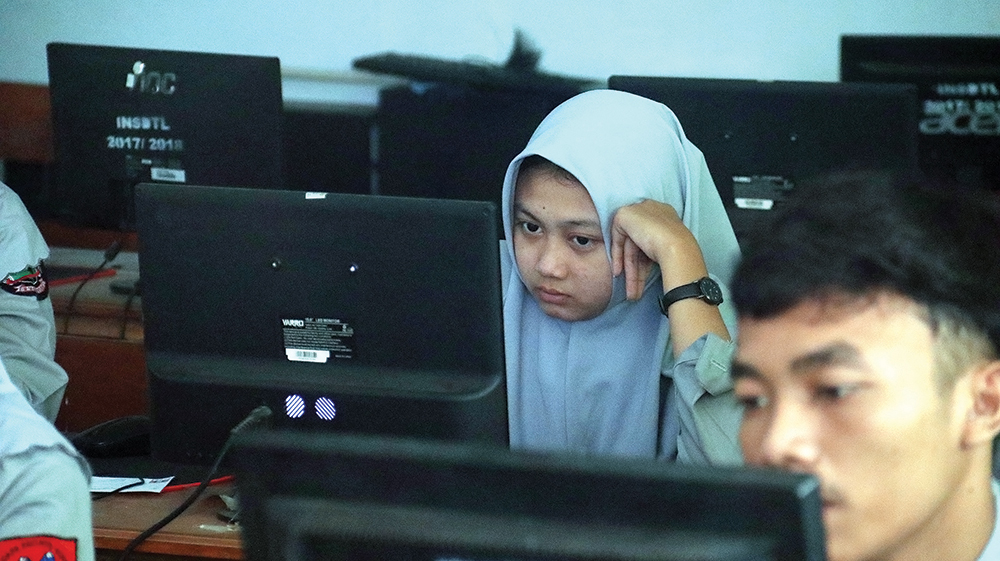 DETIK-DETIK TKA: Siswa SMA Negeri 1 Nganjuk mengerjakan soal saat simulasi Tes Kemampuan Akademik (TKA). Server online saat simulasi TKA sering mengalami error sehingga mengganggu konsesntrasi siswa.