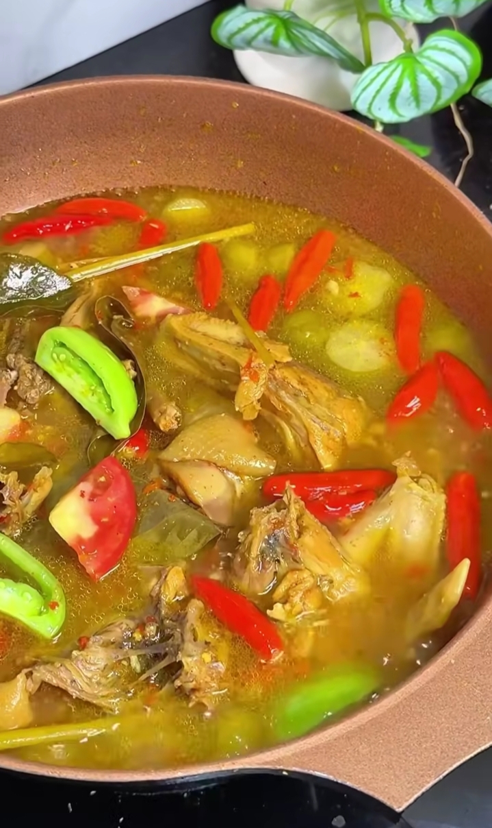 Ayam kesrut, kuliner khas Banyuwangi dengan kuah asam pedas segar