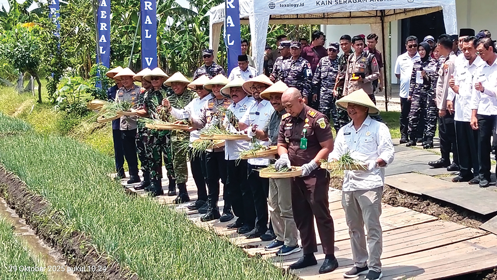 PANEN RAYA: Ketua DPRD Nganjuk Tatit Heru Tjahjono ikut panen bawang merah kemarin.