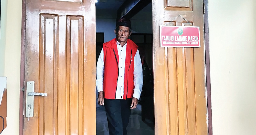 SIDANG PERDANA: Atmorejo, terdakwa pembunuh Sucipto keluar ruang sidang di PN Nganjuk kemarin. Dia terancam 15 tahun bui.
