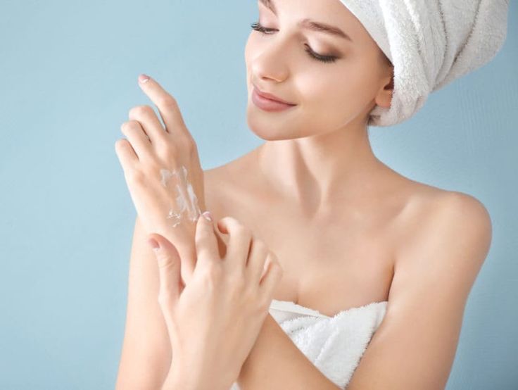 Seorang wanita sedang memakai body lotion