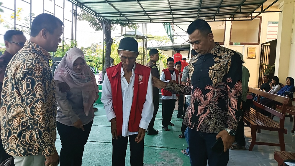 TERJERAT KASUS JUDI: Badri saat sidang di Pengadilan Negeri Nganjuk. Keinginan Badri dan penasihat hukum untuk bebas karena dianggap ODGJ tak terwujud.