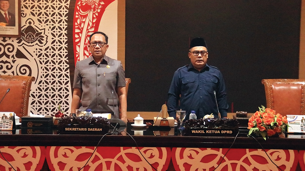 RAPAT PARIPURNA: Wakil Ketua DPRD Jianto dan Sekda Nur Solekan menyanyikan Indonesia Raya.