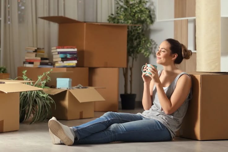 Seorang wanita menikmati momen tenang di tengah proses decluttering, menggambarkan ketenangan yang lahir dari gaya hidup minimalis.