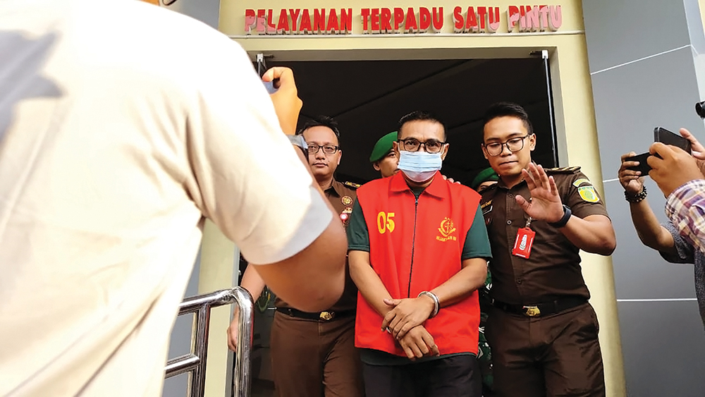 SENDIRIAN?: Sekretaris Dinas Kominfo Sujono jadi tersangka korupsi. Kejaksaan selidiki aliran dana proyek fiber optik Rp 6 miliar.