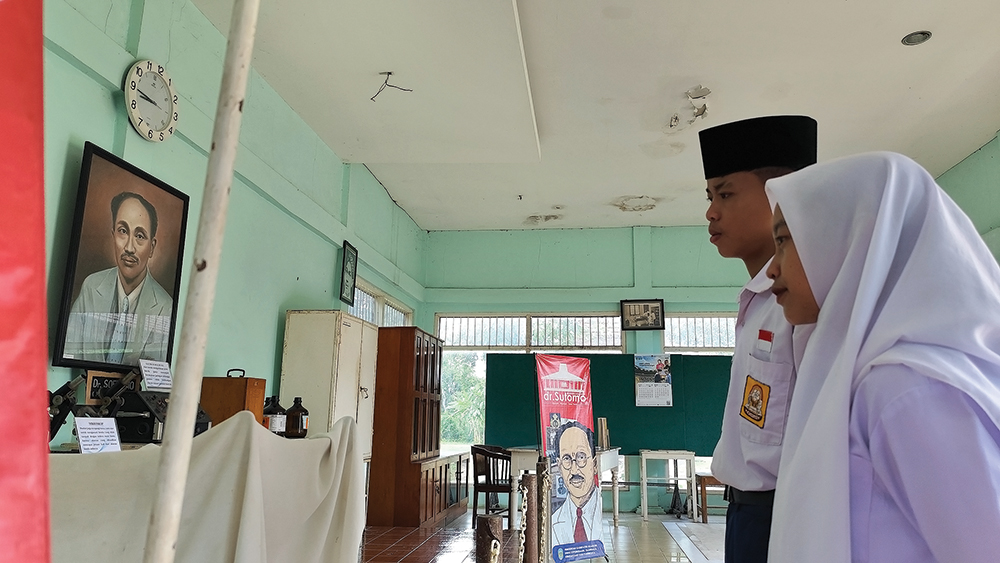 BELAJAR SEJARAH: Pengunjung melihat koleksi foto DR. Soetomo. Generasi muda harus mempelajari sejarah dan peninggalan Nganjuk.