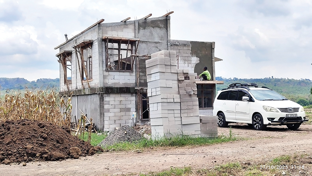 BARU: Museum Tritik di Kecamatan Rejoso sedang dibangun (foto kiri). Petugas melakukan eskavasi dilokasi penemuan fosil stegodon atau gajah purba di Hutan Tritik, Kecamatan Rejoso.