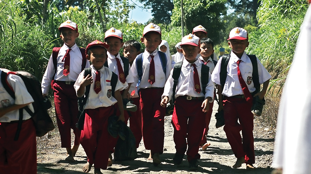 PENDIDIKAN BERKUALITAS: Siswa SD saat pulang sekolah. DPRD siapkan raperda tentang pendidikan.