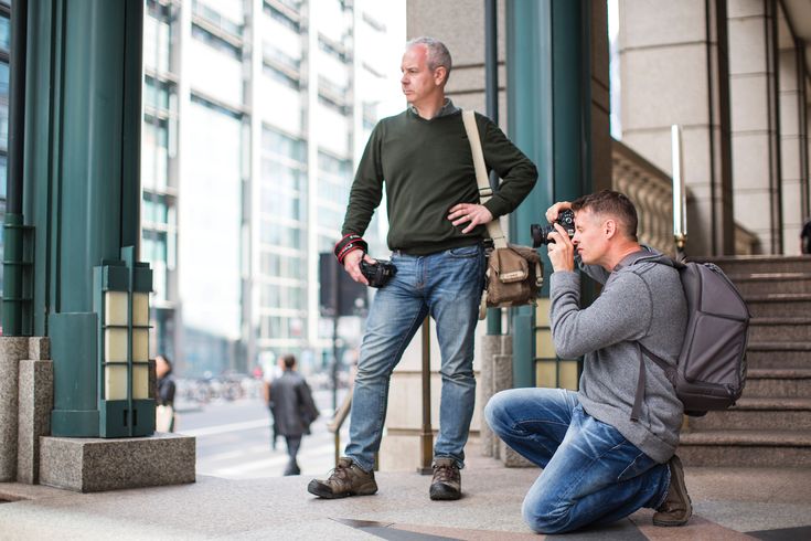 Potret para fotografer selama pemotretan jalanan