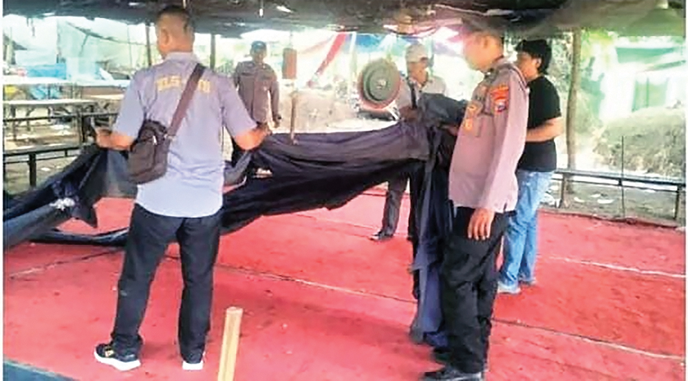 Personel Polsek Ngronggot bersama Unit Resmob Satreskrim Polres Nganjuk menggerebek arena judi sabung ayam di Desa Klurahan, Kecamatan Ngronggot.